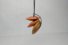 Lade das Bild in den Galerie-Viewer, Braune Deko-Anhänger mit Band Pearls of Africa