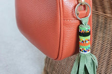 Lade das Bild in den Galerie-Viewer, Schlüsselanhänger mit Massai Perlen "Namibia"