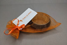 Lade das Bild in den Galerie-Viewer, Armreif in Geschenk verpackt Miriam Makeba