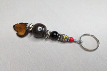Lade das Bild in den Galerie-Viewer, Schlüsselanhänger aus afrikanischen Perlen
