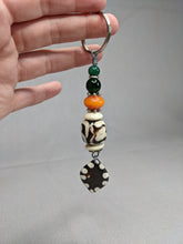 Lade das Bild in den Galerie-Viewer, Schlüsselanhänger aus afrikanischen Perlen