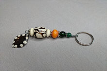 Lade das Bild in den Galerie-Viewer, Schlüsselanhänger aus afrikanischen Perlen
