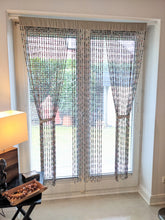 Lade das Bild in den Galerie-Viewer, Fliegenschutz aus afrikanischen Papierperlen "Rabea"