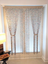 Lade das Bild in den Galerie-Viewer, Fliegenschutz aus afrikanischen Papierperlen "Rabea"