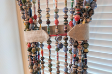 Lade das Bild in den Galerie-Viewer, Fliegenschutz aus afrikanischen Papierperlen "Rabea"