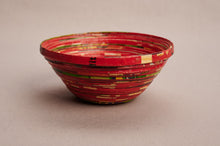Lade das Bild in den Galerie-Viewer, Handgemachte Deko Schale aus recyceltem Papier Kitgum in Rot