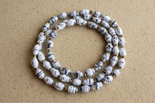 Load image into Gallery viewer, Papierperlenschmuck Set Kette und Armband in Weiss Pearls of Africa
