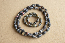 Load image into Gallery viewer, Papierperlenschmuck Set Kette und Armband in Dunkeltönen Pearls of Africa
