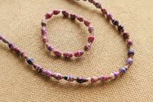 Load image into Gallery viewer, Schmuck Set aus filigranen Papierperlen Kette und Armband Pearls of Africa Lila
