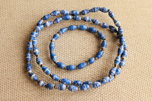 Load image into Gallery viewer, Perlenkette und Armband in filigranen kleinen Papierperlen in Blau Pearls of Africa
