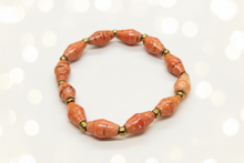 Lade das Bild in den Galerie-Viewer, Kinderarmband in der Farbe Orange mit Papierperlen Acholi Kinder

