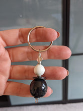Lade das Bild in den Galerie-Viewer, Süßer Schlüsselanhänger aus afrikanischen Perlen &quot;Bijoux Schwarz Weiß&quot;
