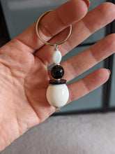 Load image into Gallery viewer, Cute keychain made of African beads &quot;Bijoux Black and White&quot;
