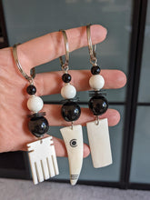 Load image into Gallery viewer, Sweet key ring made of African beads &quot;Bijoux Black and White&quot; with pendant

