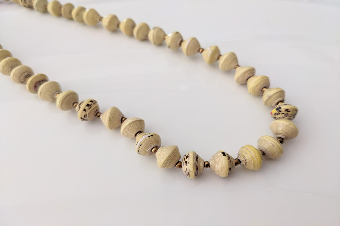 Short necklace with paper beads 