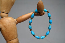 Load image into Gallery viewer, Kinderarmband aus Papierperlen Blau an Puppe Pearls of Africa
