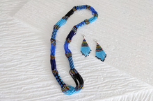 Lade das Bild in den Galerie-Viewer, Massai Schmuck Set Blau - Perlenkette &amp; Ohrringe &quot;Saba Long&quot; - Einzelstück
