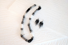 Load image into Gallery viewer, Maasai jewelry set - pearl necklace with matching earrings &quot;Saba Long&quot; - single item
