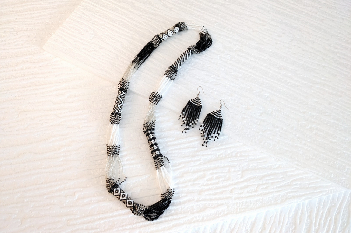 Maasai jewelry set - pearl necklace with matching earrings 