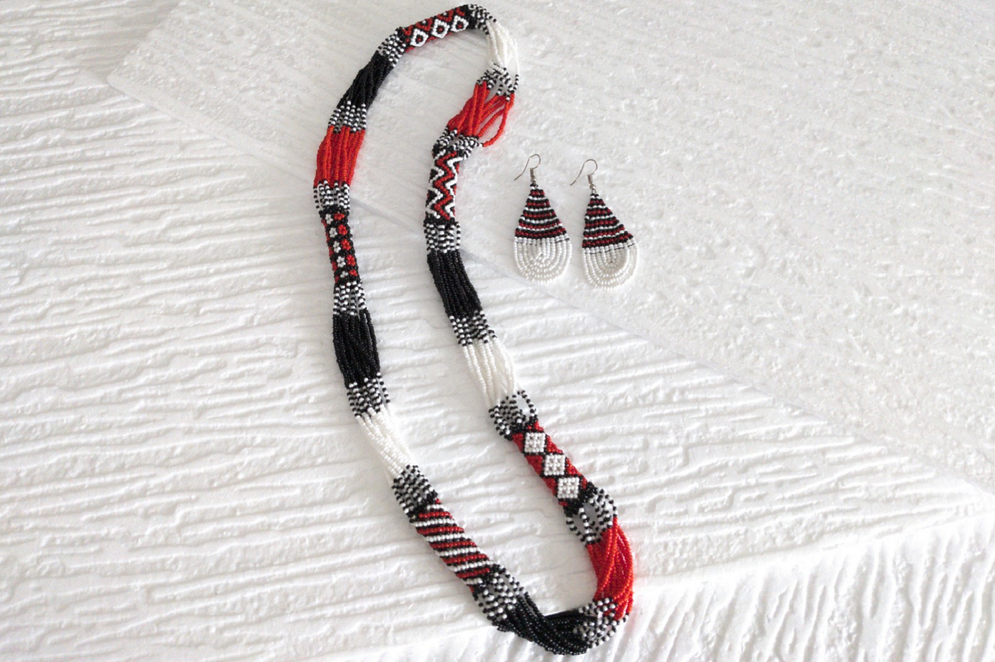 Maasai jewelry set - pearl necklace with matching earrings 