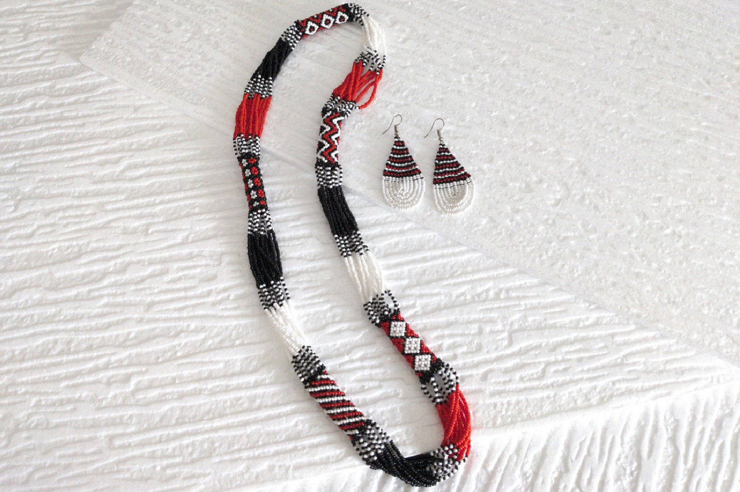 Massai Schmuck Set Rot-Schwarz - Perlenkette & Ohrringe 