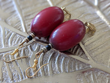 Load image into Gallery viewer, Ohrringe mit roter Perle Pearls of Africa
