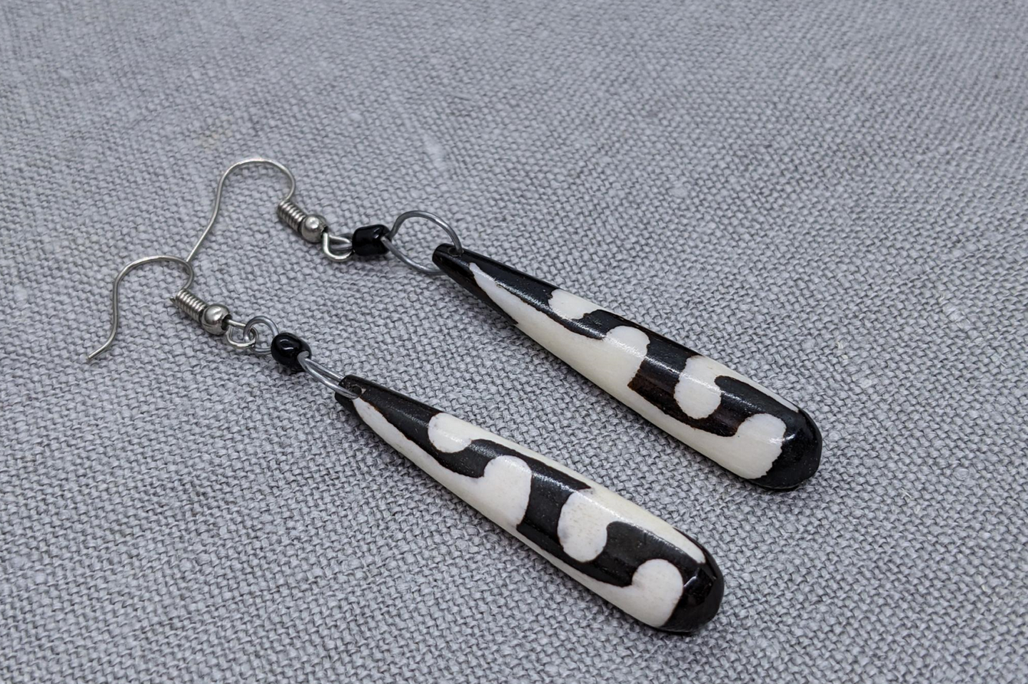 *New* African earrings made of tie-dyed horn - unique