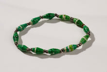 Lade das Bild in den Galerie-Viewer, Schmales Armband Acholi aus kleinen Papierperlen in Grün
