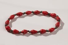 Lade das Bild in den Galerie-Viewer, Rotes schmales Armband Acholi mit kleinen Papierperlen
