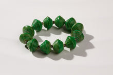 Load image into Gallery viewer, Grünes Armband Mara aus großen Papierperlen
