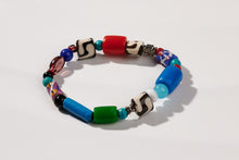 Load image into Gallery viewer, Afrikanisches Armband Maiduguri mit bunten Glasperlen auf elastischen Gummiband
