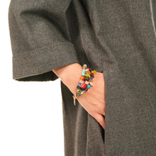 Lade das Bild in den Galerie-Viewer, Dreireihiges Perlenarmband mit Verschluss Maiduguri auf Handgelenk
