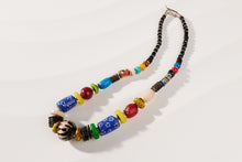Lade das Bild in den Galerie-Viewer, Perlenkette Maiduguri mit bunten Glasperlen
