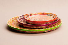 Load image into Gallery viewer, Drei Dekotabletts in verschiedenen Größen aus Recyclingpapier in Bunt auf grauem Hintergrund
