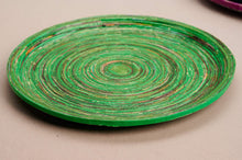 Load image into Gallery viewer, Dekotablett Kampala L aus Recyclingpapier in Grün auf grauem Hintergrund
