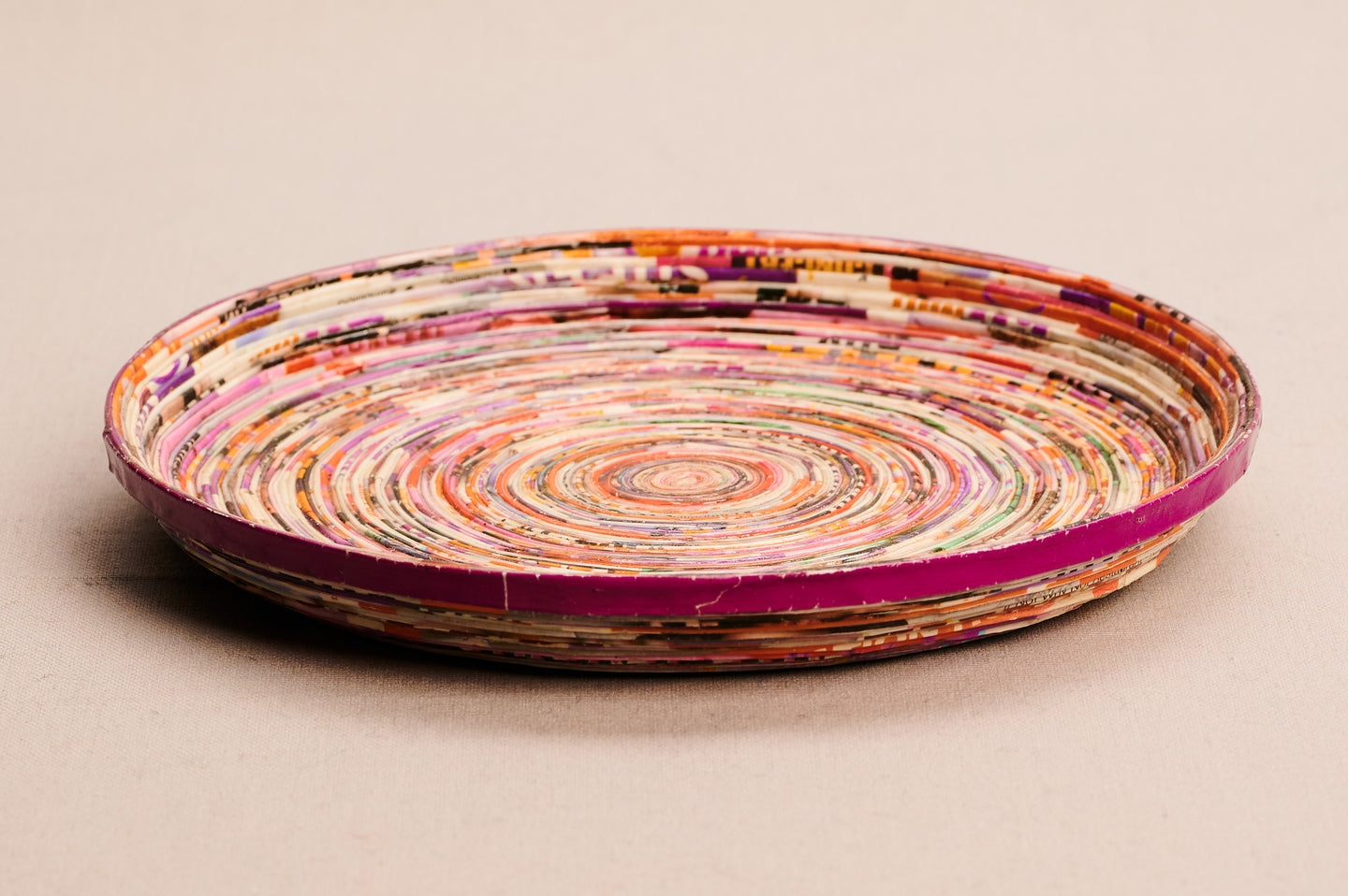 Medium-sized decorative tray made of recycled paper 