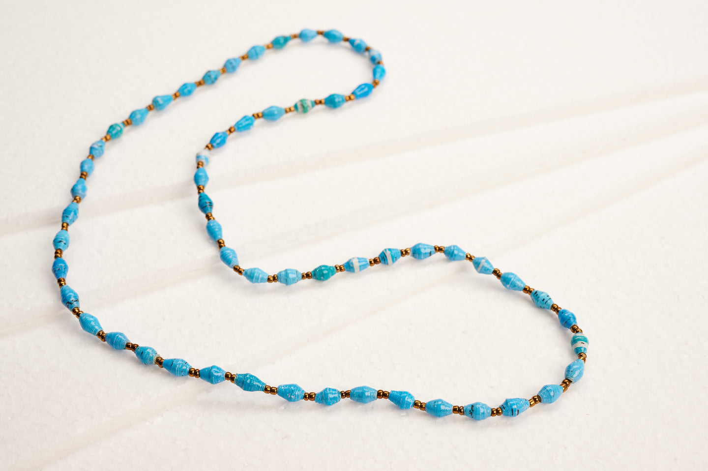 Long, fine chain with paper beads 