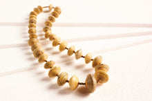 Lade das Bild in den Galerie-Viewer, Beige Perlenkette Jarara aus Papierperlen 

