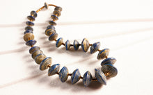 Load image into Gallery viewer, Elegante Perlenkette Jarara aus Papierperlen in Blau

