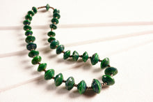 Lade das Bild in den Galerie-Viewer, Elegante Perlenkette Jarara aus Papierperlen in Grün
