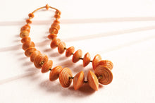 Load image into Gallery viewer, Elegante Perlenkette Jarara aus Papierperlen in Orange
