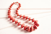 Load image into Gallery viewer, Elegante Perlenkette Jarara aus Papierperlen in Rosa
