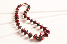 Load image into Gallery viewer, Elegante Perlenkette Jarara aus Papierperlen in den Farben Rot-Blau
