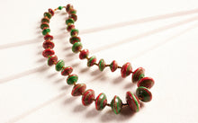 Load image into Gallery viewer, Elegante Perlenkette Jarara aus Papierperlen in den Farben Rot-Grün
