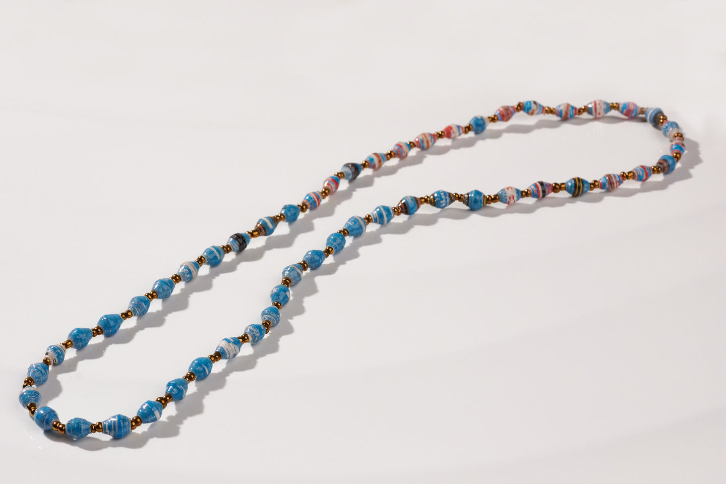 Short, fine necklace with paper beads 