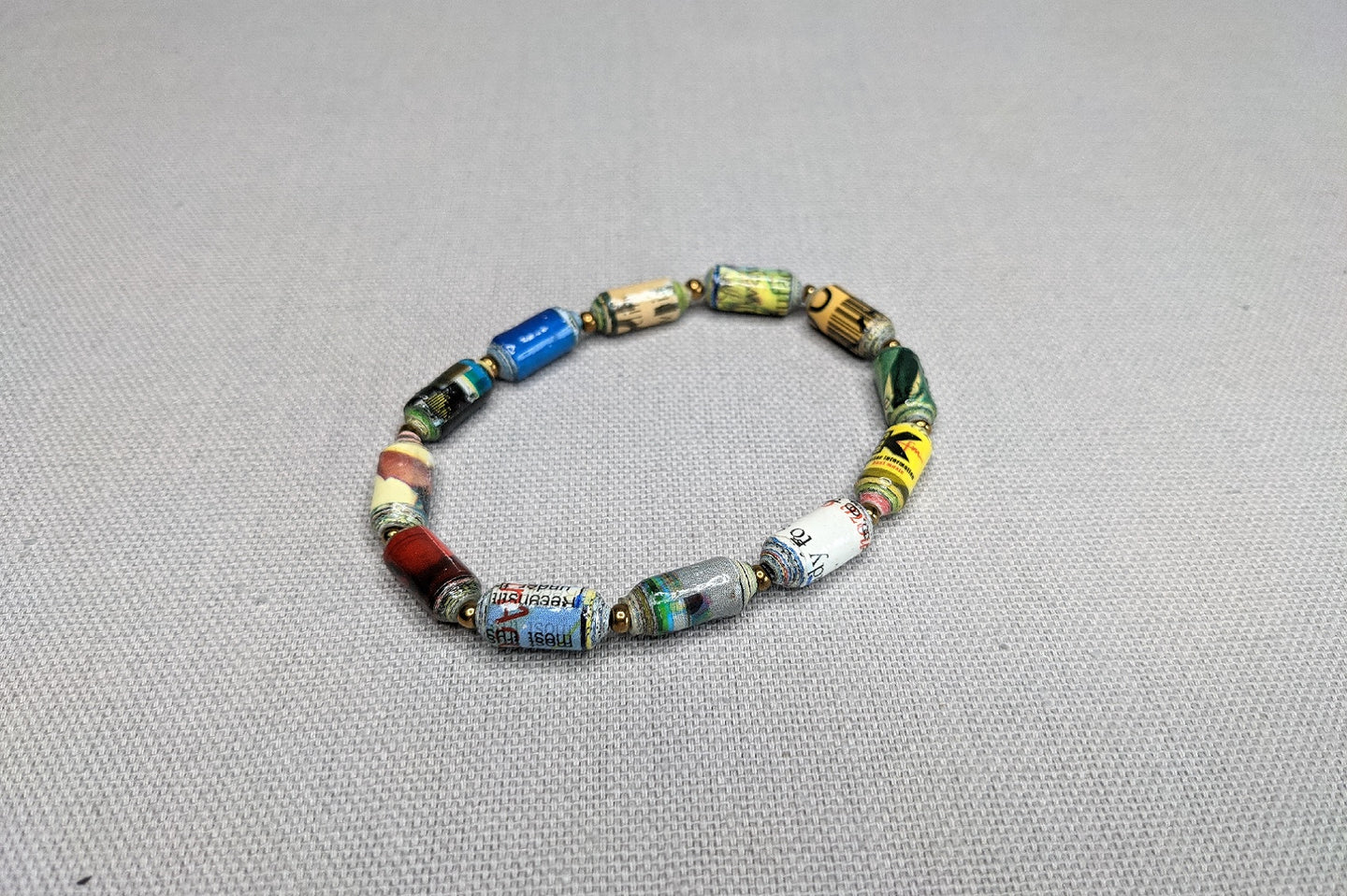 Buntes Armband aus zylinderförmigen Papierperlen Kribi Pearls of Africa