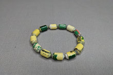 Load image into Gallery viewer, Gelbes Armband aus zylinderförmigen Papierperlen Kribi Pearls of Africa
