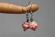 Load image into Gallery viewer, Ohrringe mit einer Papierperle Bunt Happy Bead

