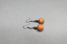 Load image into Gallery viewer, Ohrringe mit einer Papierperle Orange Happy Bead
