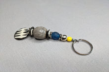 Load image into Gallery viewer, Schlüsselanhänger aus afrikanischen Perlen
